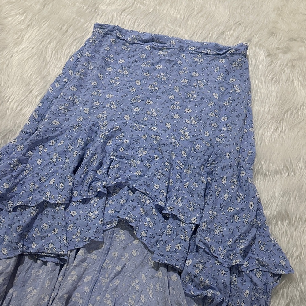 Chic Floral High-Low Skirt in Light Blue - Picture 2 of 8